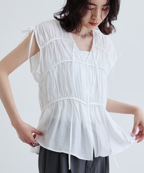 GALLEST(ギャレスト)の「ギャザースリーブレスブラウス(シャツ/ブラウス・レディース・ホワイト/ダークブラウン/チャコールグレー・38)」の1枚目の写真