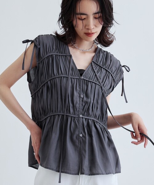 GALLEST(ギャレスト)の「ギャザースリーブレスブラウス(シャツ/ブラウス・レディース・ホワイト/ダークブラウン/チャコールグレー・38)」の2枚目の写真