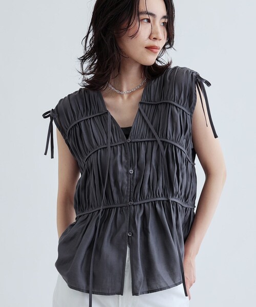 GALLEST(ギャレスト)の「ギャザースリーブレスブラウス(シャツ/ブラウス・レディース・ホワイト/ダークブラウン/チャコールグレー・38)」の5枚目の写真