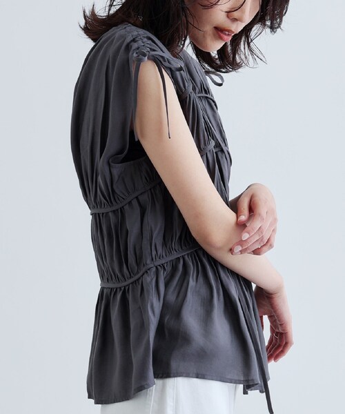 GALLEST(ギャレスト)の「ギャザースリーブレスブラウス(シャツ/ブラウス・レディース・ホワイト/ダークブラウン/チャコールグレー・38)」の6枚目の写真