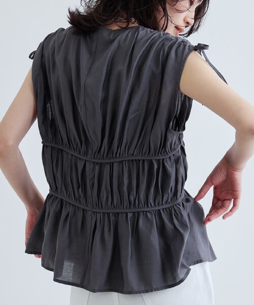 GALLEST(ギャレスト)の「ギャザースリーブレスブラウス(シャツ/ブラウス・レディース・ホワイト/ダークブラウン/チャコールグレー・38)」の7枚目の写真