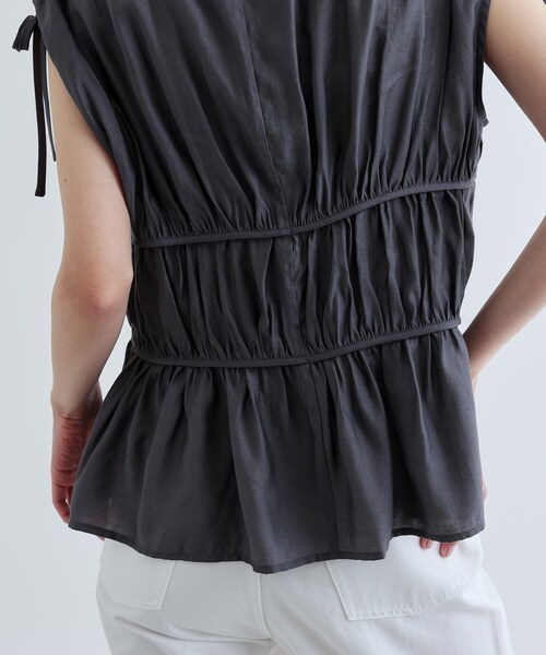 GALLEST(ギャレスト)の「ギャザースリーブレスブラウス(シャツ/ブラウス・レディース・ホワイト/ダークブラウン/チャコールグレー・38)」の10枚目の写真