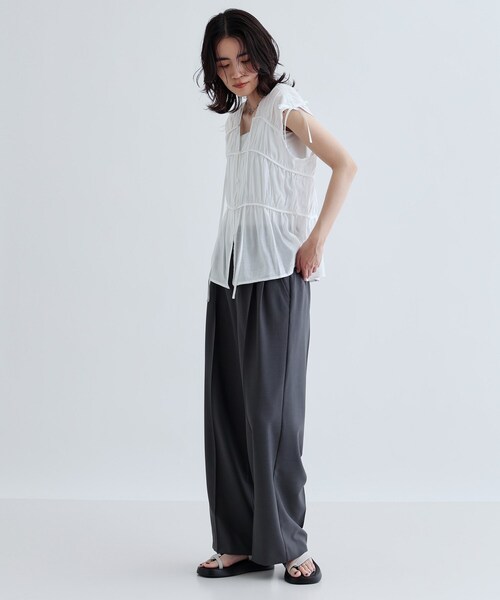 GALLEST(ギャレスト)の「ギャザースリーブレスブラウス(シャツ/ブラウス・レディース・ホワイト/ダークブラウン/チャコールグレー・38)」の12枚目の写真