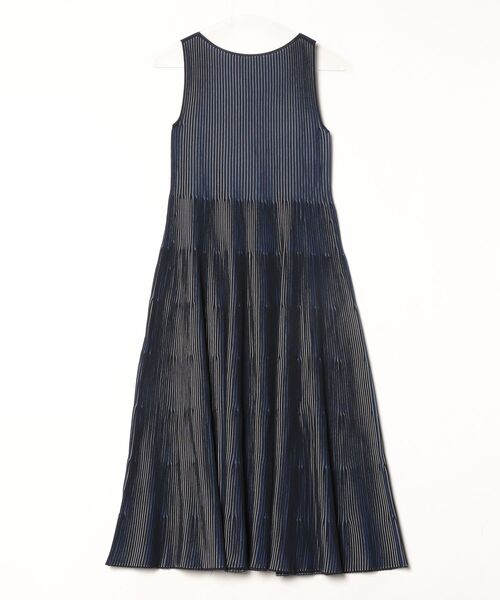 EMPORIO ARMANI(エンポリオアルマーニ)の「【エンポリオ アルマーニ】ノースリーブワンピース 表編み&裏編み プレーティングエフェクト(ワンピース・レディース・ブラック×ブルー・36/38/40/42)」の2枚目の写真