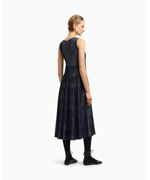 EMPORIO ARMANI(エンポリオアルマーニ)の「【エンポリオ アルマーニ】ノースリーブワンピース 表編み&裏編み プレーティングエフェクト(ワンピース・レディース・ブラック×ブルー・36/38/42/40)」の2枚目の写真