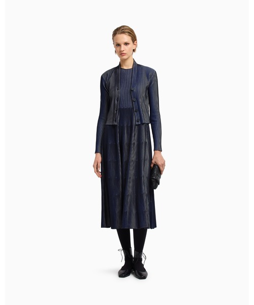 EMPORIO ARMANI(エンポリオアルマーニ)の「【エンポリオ アルマーニ】ノースリーブワンピース 表編み&裏編み プレーティングエフェクト(ワンピース・レディース・ブラック×ブルー・36/38/42/40)」の4枚目の写真