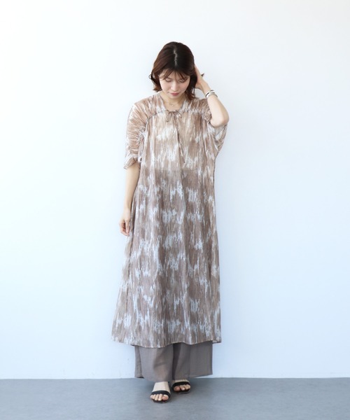 TITE IN THE STORE(ティテ インザ ストア)の「袖ドロストシアー柄ワンピース(ワンピース・レディース・ブラウン・38)」の1枚目の写真