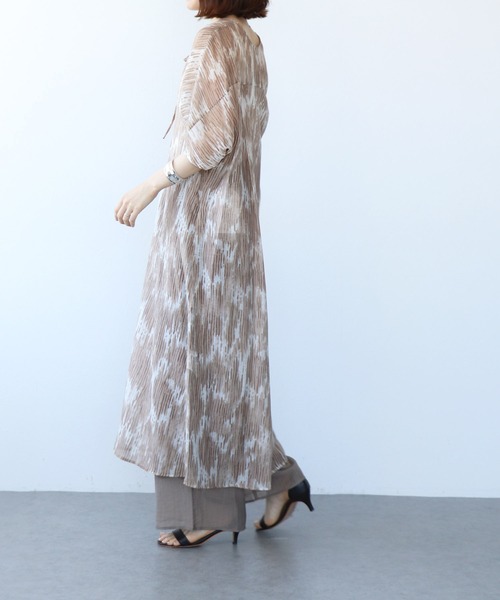 TITE IN THE STORE(ティテ インザ ストア)の「袖ドロストシアー柄ワンピース(ワンピース・レディース・ブラウン・38)」の2枚目の写真