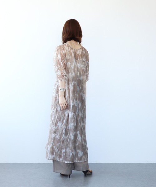TITE IN THE STORE(ティテ インザ ストア)の「袖ドロストシアー柄ワンピース(ワンピース・レディース・ブラウン・38)」の3枚目の写真