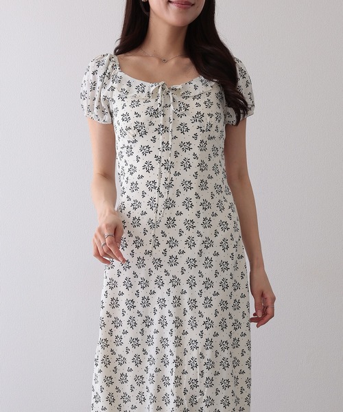 Lace Ladies(レースレディース)の「花柄 Vネック パフスリーブ ロング ワンピース(ワンピース・レディース・アイボリー/ブラック・M)」の1枚目の写真