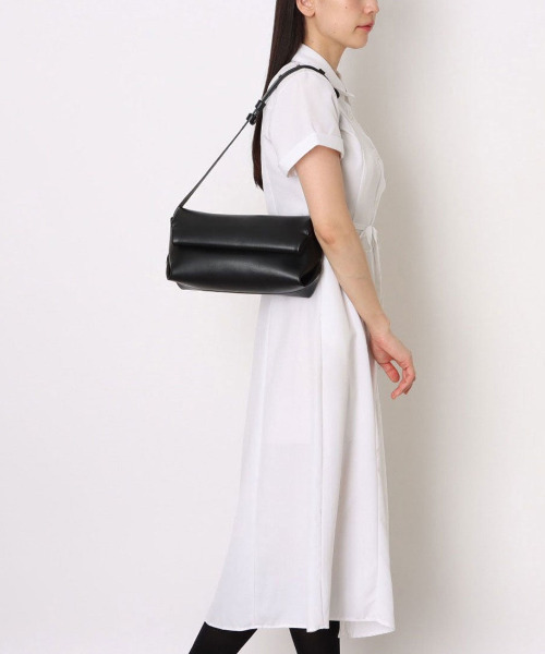 kakatoo(カカトゥ)の「カカトゥ kakatoo / ロールハーフショルダーバッグ(ショルダーバッグ・レディース・チョコ/ブラック・FREE)」の2枚目の写真