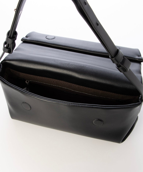 kakatoo(カカトゥ)の「カカトゥ kakatoo / ロールハーフショルダーバッグ(ショルダーバッグ・レディース・チョコ/ブラック・FREE)」の6枚目の写真