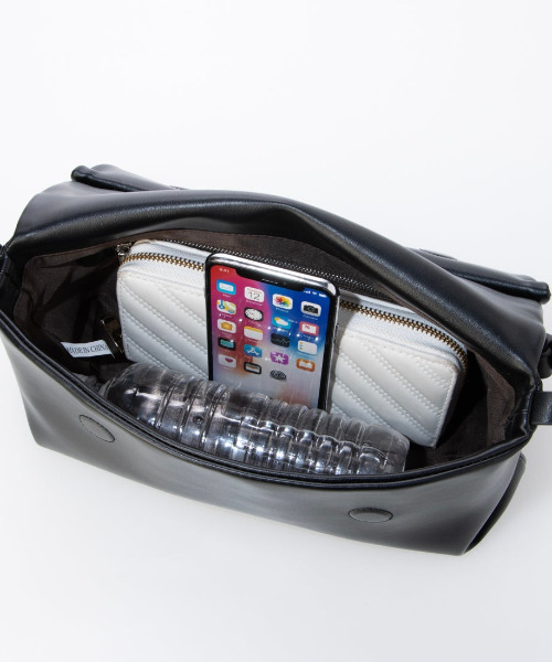 kakatoo(カカトゥ)の「カカトゥ kakatoo / ロールハーフショルダーバッグ(ショルダーバッグ・レディース・チョコ/ブラック・FREE)」の7枚目の写真