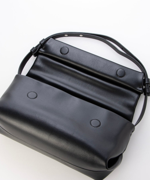 kakatoo(カカトゥ)の「カカトゥ kakatoo / ロールハーフショルダーバッグ(ショルダーバッグ・レディース・チョコ/ブラック・FREE)」の8枚目の写真