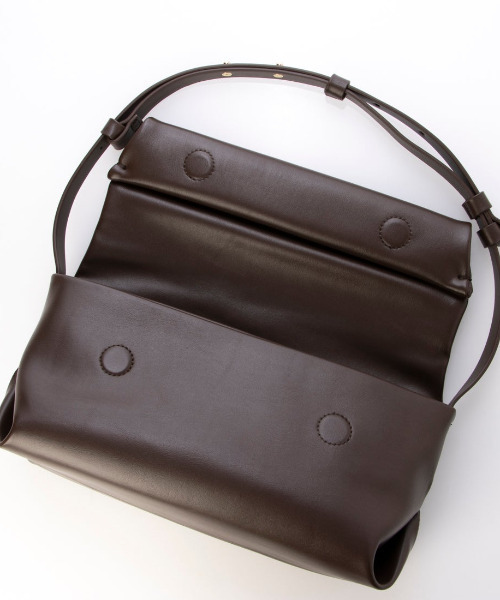 kakatoo(カカトゥ)の「カカトゥ kakatoo / ロールハーフショルダーバッグ(ショルダーバッグ・レディース・チョコ/ブラック・FREE)」の14枚目の写真