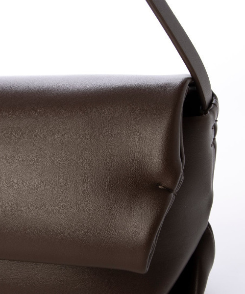 kakatoo(カカトゥ)の「カカトゥ kakatoo / ロールハーフショルダーバッグ(ショルダーバッグ・レディース・チョコ/ブラック・FREE)」の15枚目の写真