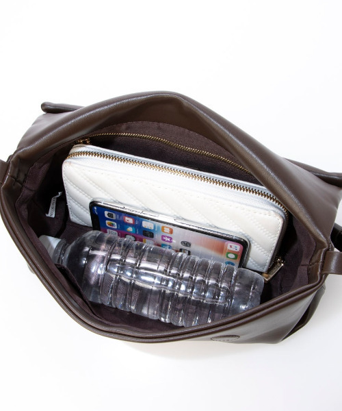 kakatoo(カカトゥ)の「カカトゥ kakatoo / ロールハーフショルダーバッグ(ショルダーバッグ・レディース・チョコ/ブラック・FREE)」の17枚目の写真