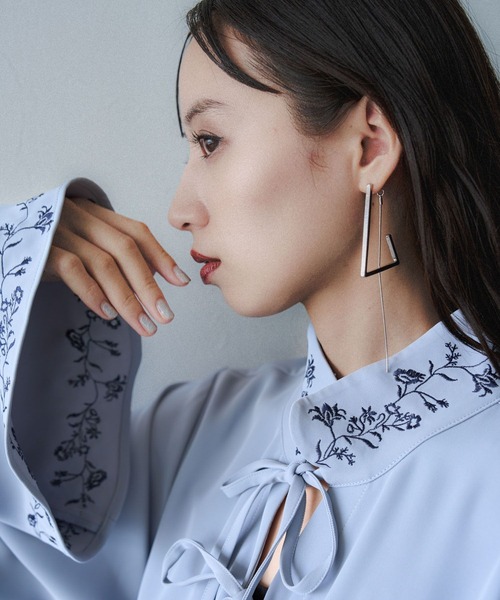 HARE（ハレ）の「2WAYフラワーシシュウブラウス(HARE)（シャツ/ブラウス・レディース・ブルー/ブラック/ホワイト/ブルー系その他・FREE）」の7枚目の写真