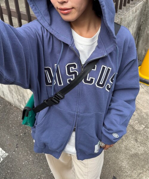 DISCUS(ディスカス)の「【DISCUS】ロゴ刺繍裏毛フルジップパーカー(パーカー・レディース・グレー/ネイビー/ブラック・MEDIUM/SMALL/LARGE)」の1枚目の写真