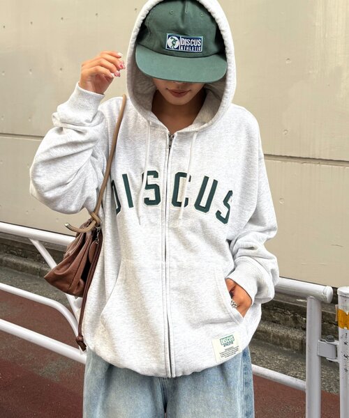 DISCUS(ディスカス)の「【DISCUS】ロゴ刺繍裏毛フルジップパーカー(パーカー・レディース・グレー/ネイビー/ブラック・MEDIUM/SMALL/LARGE)」の3枚目の写真