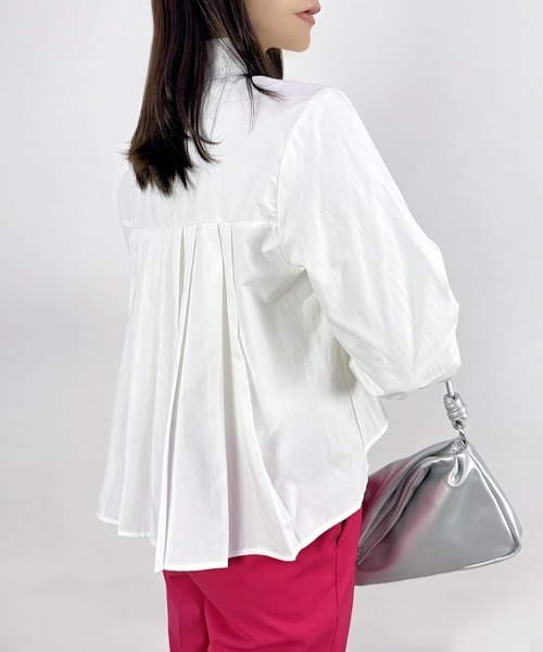 CLOTHY(クロシィ)の「【旬のひとくせありなショート丈シャツ!】バックプリーツシャツ(シャツ/ブラウス・レディース・ブラック/オフホワイト/ブルー・MEDIUM)」の1枚目の写真