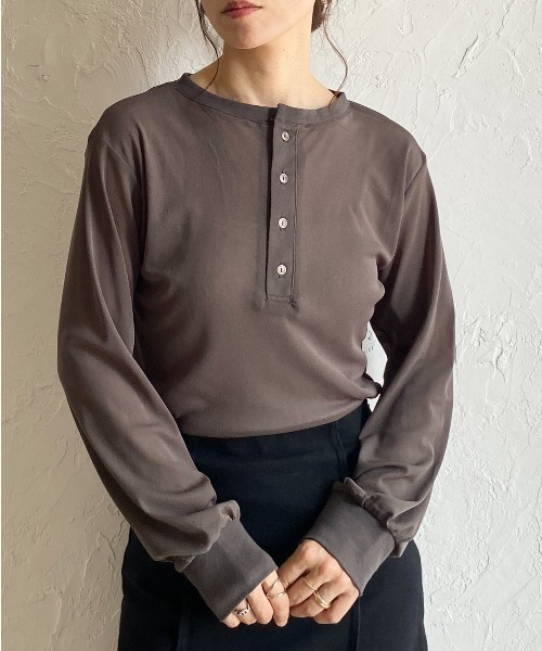 She's Closet(シーズクローゼット)の「2way 長袖 ヘンリーネック シアートップス ロンT ロングTシャツ(Tシャツ/カットソー・レディース・ブラック/チャコールグレー/ホワイト/ブラウン・FREE)」の3枚目の写真