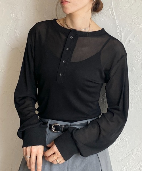 She's Closet(シーズクローゼット)の「2way 長袖 ヘンリーネック シアートップス ロンT ロングTシャツ(Tシャツ/カットソー・レディース・ブラック/チャコールグレー/ホワイト/ブラウン・FREE)」の2枚目の写真