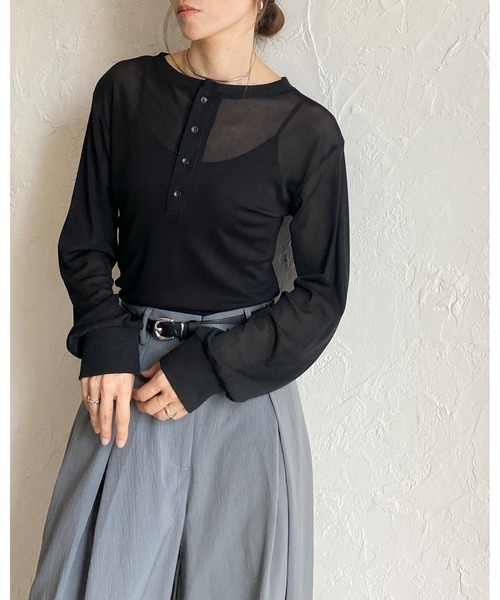 She's Closet(シーズクローゼット)の「2way 長袖 ヘンリーネック シアートップス ロンT ロングTシャツ(Tシャツ/カットソー・レディース・ブラック/チャコールグレー/ホワイト/ブラウン・FREE)」の19枚目の写真