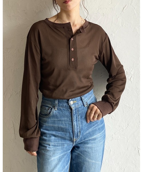 She's Closet(シーズクローゼット)の「2way 長袖 ヘンリーネック シアートップス ロンT ロングTシャツ(Tシャツ/カットソー・レディース・ブラック/チャコールグレー/ホワイト/ブラウン・FREE)」の21枚目の写真