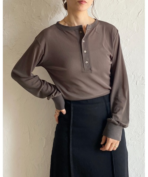 She's Closet(シーズクローゼット)の「2way 長袖 ヘンリーネック シアートップス ロンT ロングTシャツ(Tシャツ/カットソー・レディース・ブラック/チャコールグレー/ホワイト/ブラウン・FREE)」の22枚目の写真