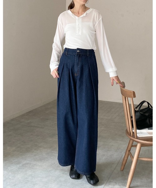 She's Closet(シーズクローゼット)の「2way 長袖 ヘンリーネック シアートップス ロンT ロングTシャツ(Tシャツ/カットソー・レディース・ブラック/チャコールグレー/ホワイト/ブラウン・FREE)」の5枚目の写真
