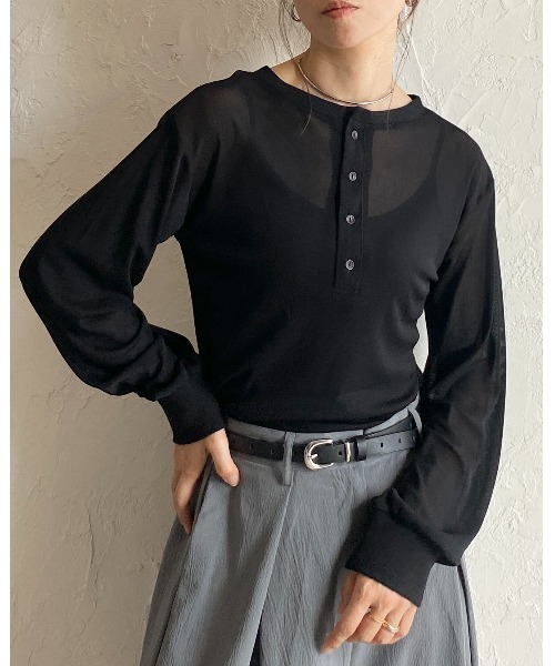 She's Closet(シーズクローゼット)の「2way 長袖 ヘンリーネック シアートップス ロンT ロングTシャツ(Tシャツ/カットソー・レディース・ブラック/チャコールグレー/ホワイト/ブラウン・FREE)」の7枚目の写真