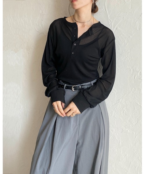 She's Closet(シーズクローゼット)の「2way 長袖 ヘンリーネック シアートップス ロンT ロングTシャツ(Tシャツ/カットソー・レディース・ブラック/チャコールグレー/ホワイト/ブラウン・FREE)」の9枚目の写真