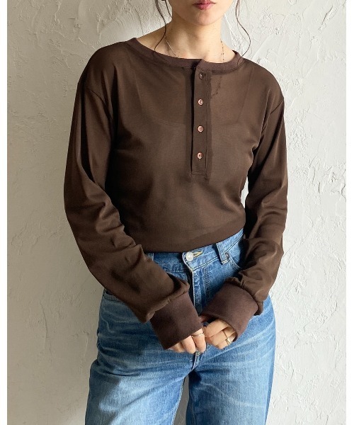She's Closet(シーズクローゼット)の「2way 長袖 ヘンリーネック シアートップス ロンT ロングTシャツ(Tシャツ/カットソー・レディース・ブラック/チャコールグレー/ホワイト/ブラウン・FREE)」の12枚目の写真