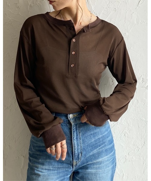 She's Closet(シーズクローゼット)の「2way 長袖 ヘンリーネック シアートップス ロンT ロングTシャツ(Tシャツ/カットソー・レディース・ブラック/チャコールグレー/ホワイト/ブラウン・FREE)」の13枚目の写真