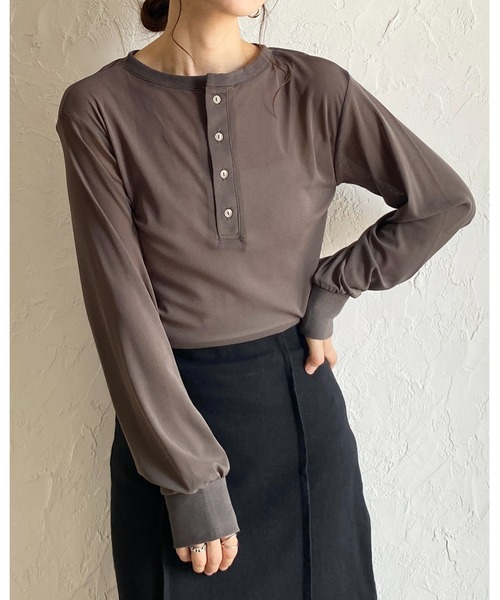 She's Closet(シーズクローゼット)の「2way 長袖 ヘンリーネック シアートップス ロンT ロングTシャツ(Tシャツ/カットソー・レディース・ブラック/チャコールグレー/ホワイト/ブラウン・FREE)」の14枚目の写真
