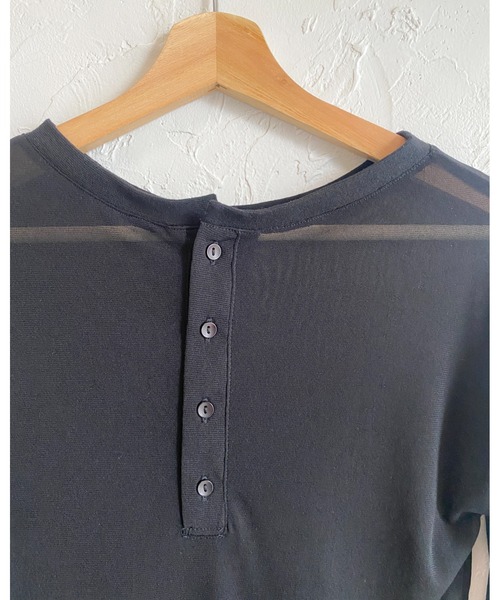 She's Closet(シーズクローゼット)の「2way 長袖 ヘンリーネック シアートップス ロンT ロングTシャツ(Tシャツ/カットソー・レディース・ブラック/チャコールグレー/ホワイト/ブラウン・FREE)」の16枚目の写真