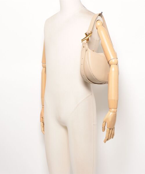 NiiNa(ニーナ)の「【 NiiNa / ニーナ 】高品質牛革ソフトカーブショルダーバッグ(ショルダーバッグ・レディース・ブラウン/ブラック/ベージュ/ホワイト・FREE)」の9枚目の写真