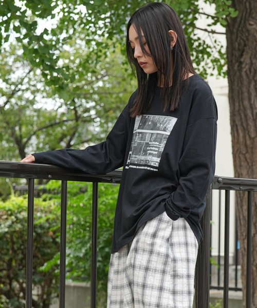 mili an deni(ミリアンデニ)の「シティスケープフォトロンT(Tシャツ/カットソー・レディース・チャコールグレー/オフホワイト/ブラック・L/M)」の9枚目の写真
