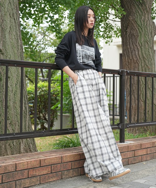 mili an deni(ミリアンデニ)の「シティスケープフォトロンT(Tシャツ/カットソー・レディース・チャコールグレー/オフホワイト/ブラック・L/M)」の12枚目の写真