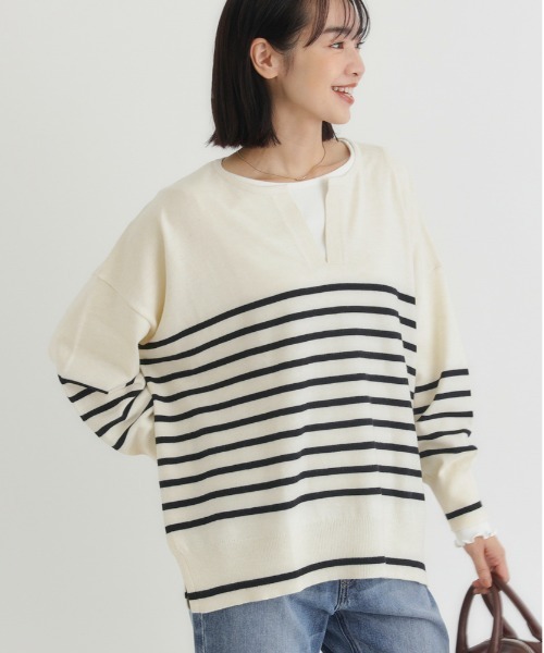 Right-on（ライトオン）の「【HONEYSUCKLE ROSE】スキッパーセーター (スキッパー/抜け感/リラックスシルエット/ボリュームスリーブ/ストレッチ/上品見え/きれいめカジュアル/デイリー)（ニット/セーター・レディース・ダークグレー/ブラック×ホワイト/グリーン/ホワイト×ブラック・S/M/L）」の3枚目の写真