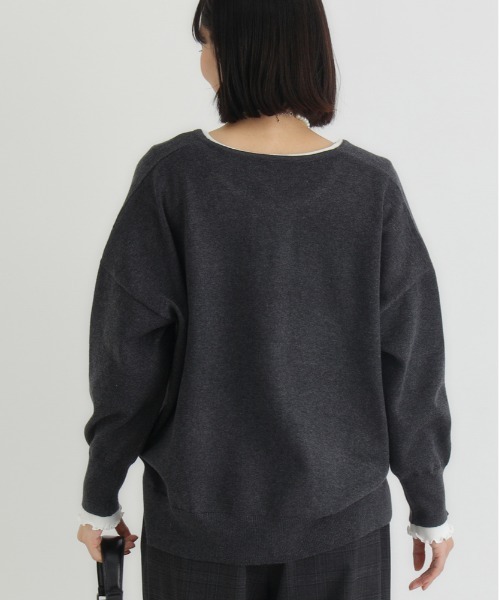 Right-on（ライトオン）の「【HONEYSUCKLE ROSE】スキッパーセーター (スキッパー/抜け感/リラックスシルエット/ボリュームスリーブ/ストレッチ/上品見え/きれいめカジュアル/デイリー)（ニット/セーター・レディース・ダークグレー/ブラック×ホワイト/グリーン/ホワイト×ブラック・S/M/L）」の19枚目の写真