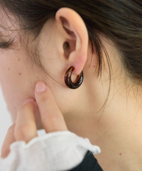 PUAL CE CIN（ピュアルセシン）の「べっ甲風フープイヤリング（イヤリング・レディース・ブラウン系・FREE）」の4枚目の写真