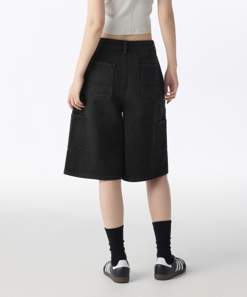 MUSINSA STANDARD WOMAN（ムシンサスタンダードウーマン）の「ウィメンズカーペンターバミューダデニムパンツ[ウォッシュドブラック]（デニムパンツ・レディース・その他・30/28/29/25/26/27/24）」の2枚目の写真