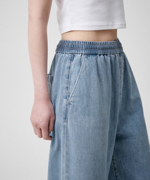 MUSINSA STANDARD WOMAN（ムシンサスタンダードウーマン）の「ウィメンズライトウェイトワイドバンディングデニムパンツ[ライトインディゴ]（デニムパンツ・レディース・その他・30/24/26/28）」の5枚目の写真