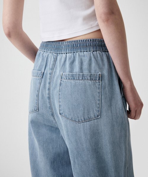 MUSINSA STANDARD WOMAN（ムシンサスタンダードウーマン）の「ウィメンズライトウェイトワイドバンディングデニムパンツ[ライトインディゴ]（デニムパンツ・レディース・その他・30/24/26/28）」の6枚目の写真