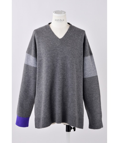 ENFOLD（エンフォルド）の「Vネックカラーブロックプルオーバー（ニット/セーター・レディース・グリーン/ダークネイビー/チャコールグレー・38）」の2枚目の写真