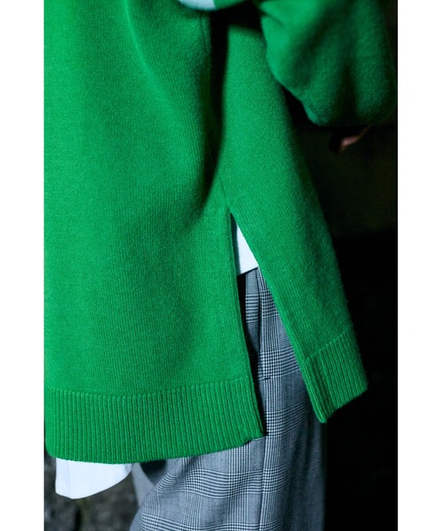 ENFOLD（エンフォルド）の「Vネックカラーブロックプルオーバー（ニット/セーター・レディース・グリーン/ダークネイビー/チャコールグレー・38）」の5枚目の写真
