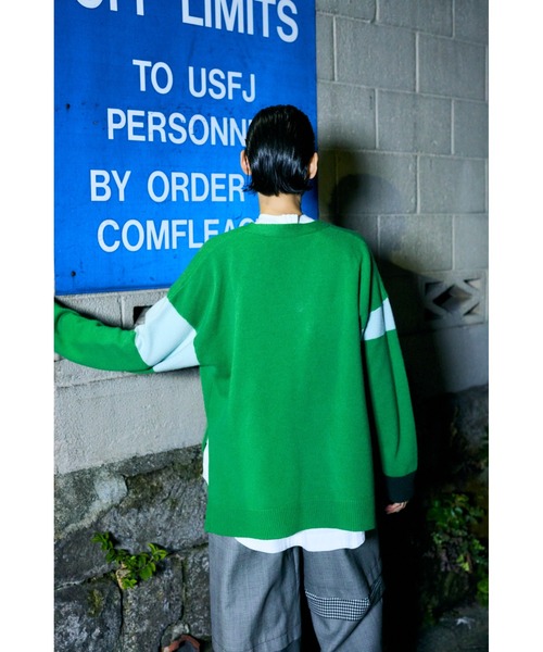 ENFOLD（エンフォルド）の「Vネックカラーブロックプルオーバー（ニット/セーター・レディース・グリーン/ダークネイビー/チャコールグレー・38）」の7枚目の写真