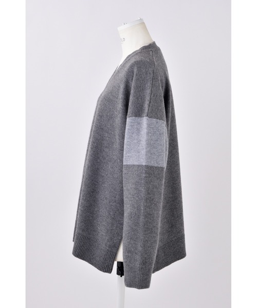 ENFOLD（エンフォルド）の「Vネックカラーブロックプルオーバー（ニット/セーター・レディース・グリーン/ダークネイビー/チャコールグレー・38）」の16枚目の写真